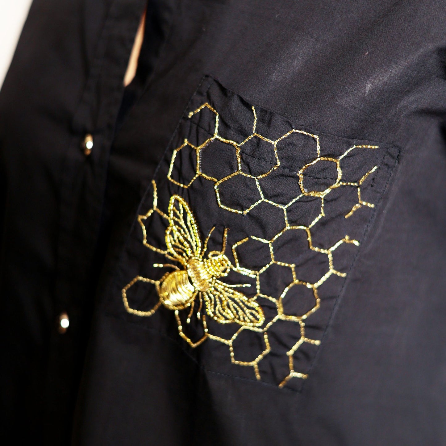 Black shirt with honeycomb embroidery on the pocket