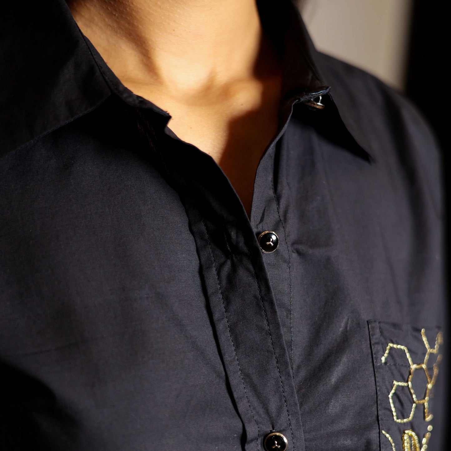 Black shirt with honeycomb embroidery on the pocket