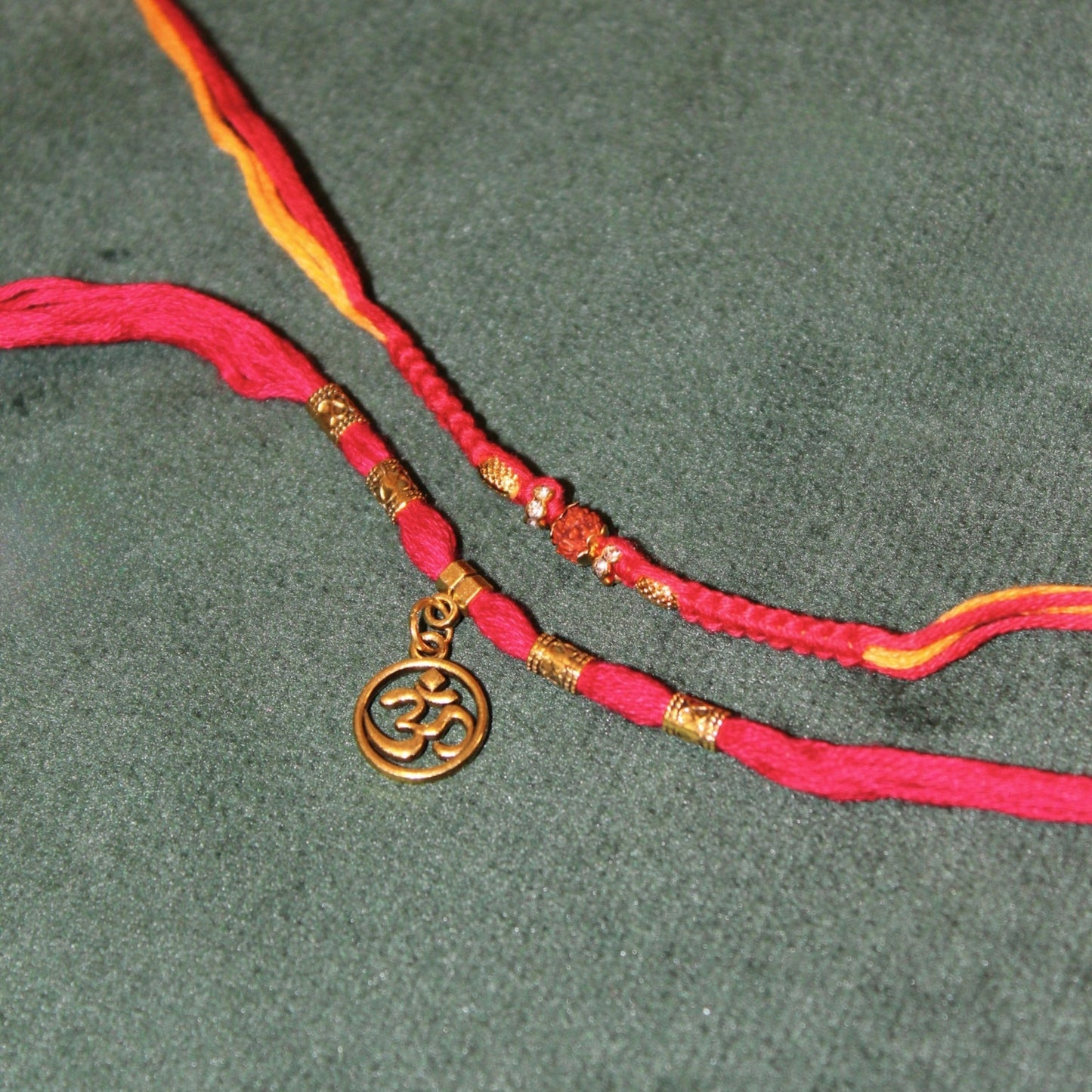 red om rakhi set of 2