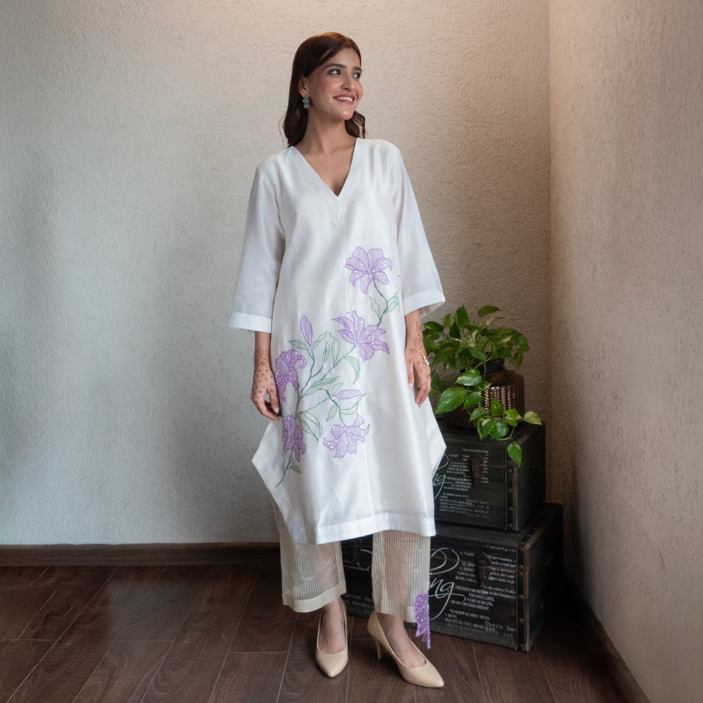 Off white Chanderi Floral Appliqued kurta set with Tissue pants