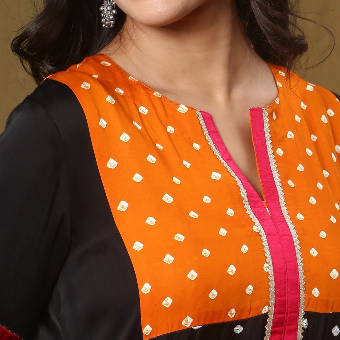 Color block kurta with bandhani print