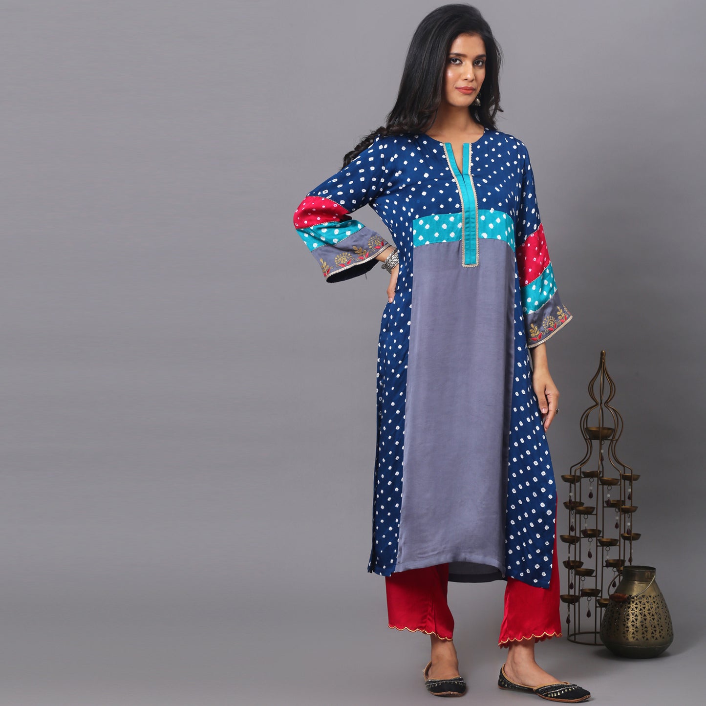 Color block kurta with bandhani print