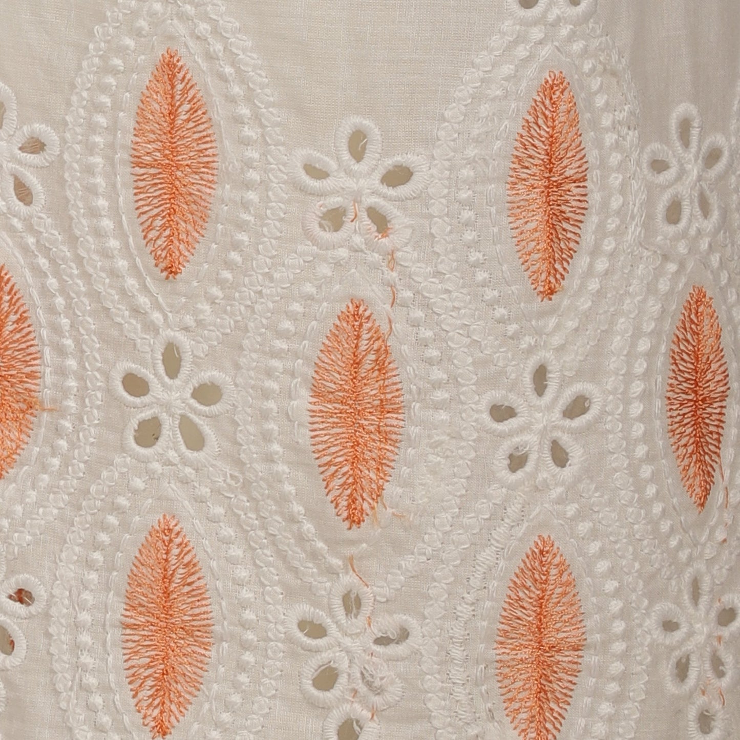 Cotton ankle pants in lace and cutwork fabric