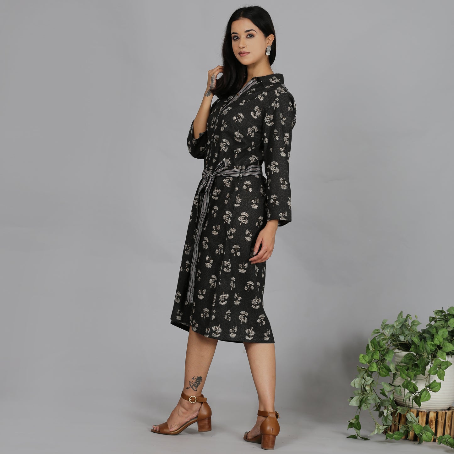 Grey printed cotton shirt dress with a belt