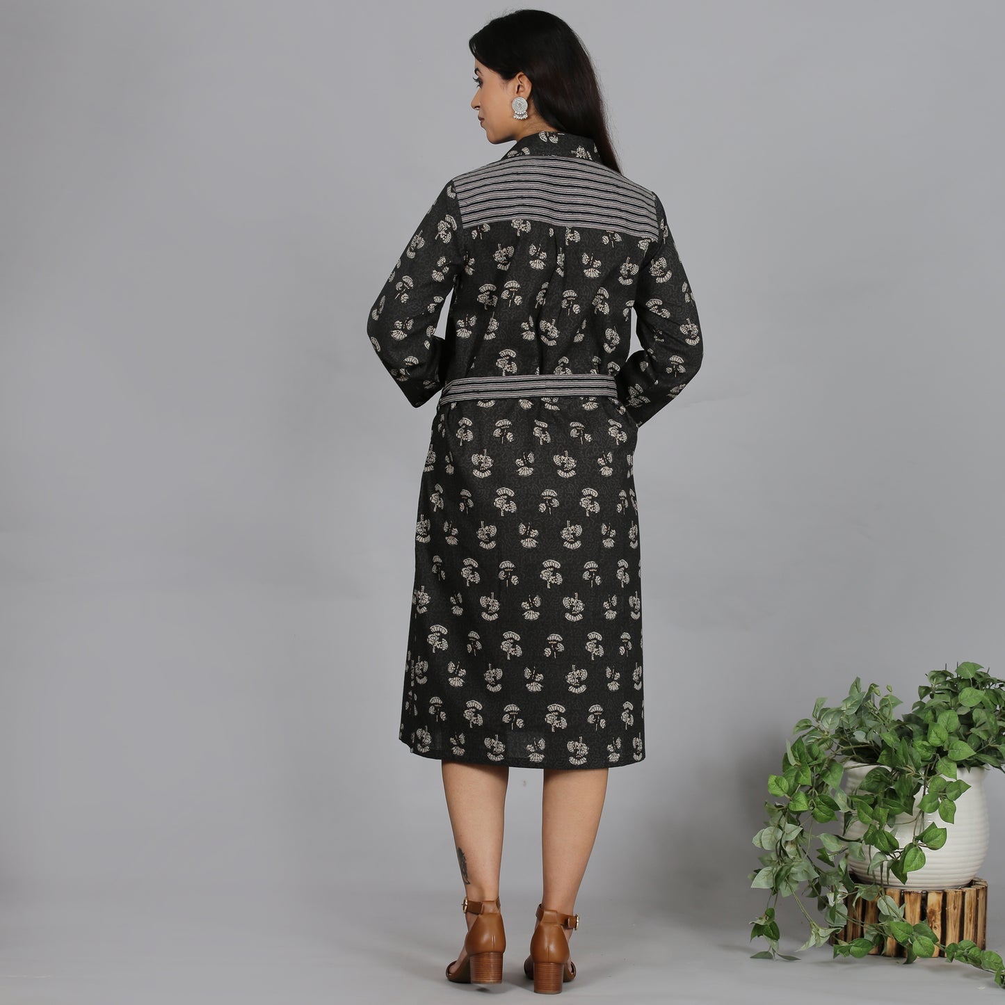 Grey printed cotton shirt dress with a belt