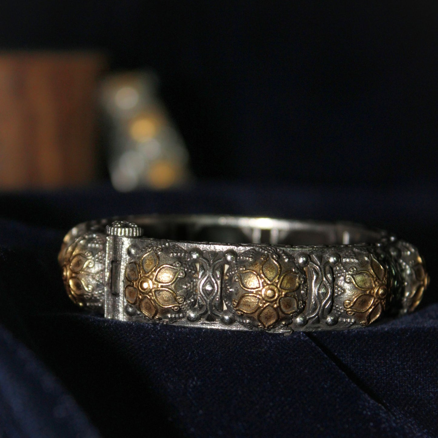 Silva Sutra dual tone bangle- 1 Piece