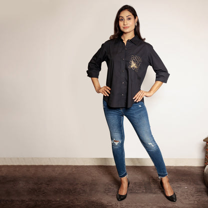 Black shirt with honeycomb embroidery on the pocket