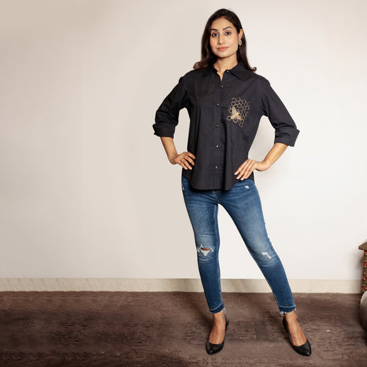 Black shirt with honeycomb embroidery on the pocket