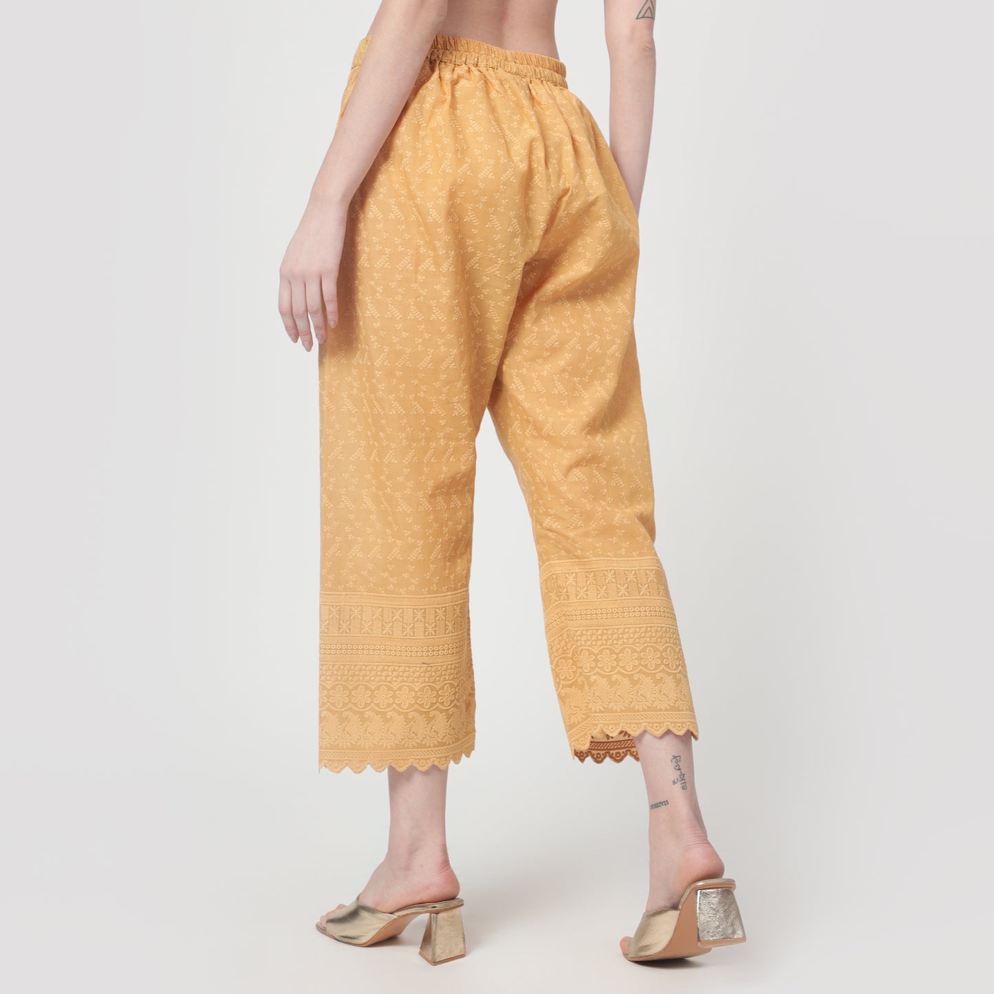 Cotton ankle pants with Scallop embroidery