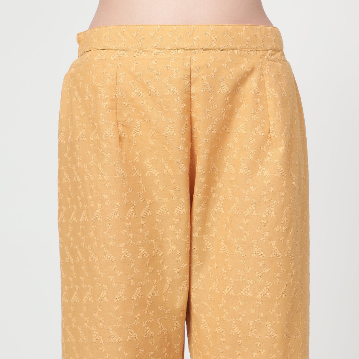 Cotton ankle pants with Scallop embroidery