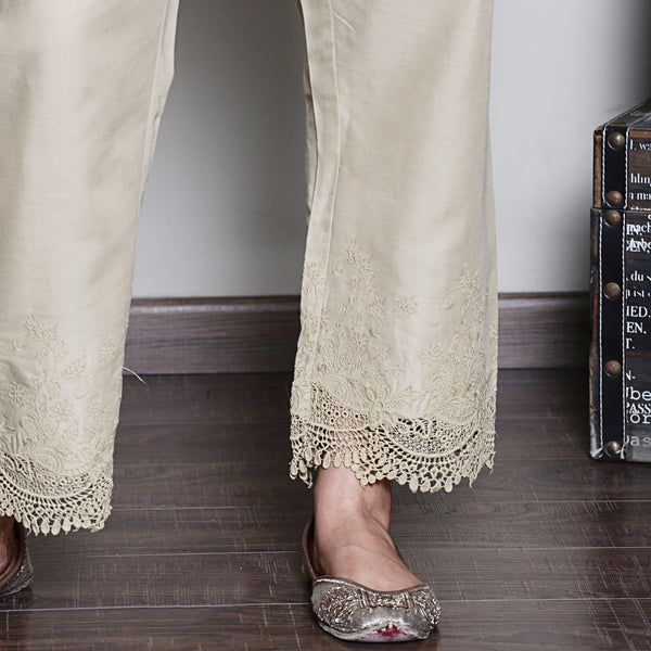 Cotton ankle length  pants in lace and cutwork fabric