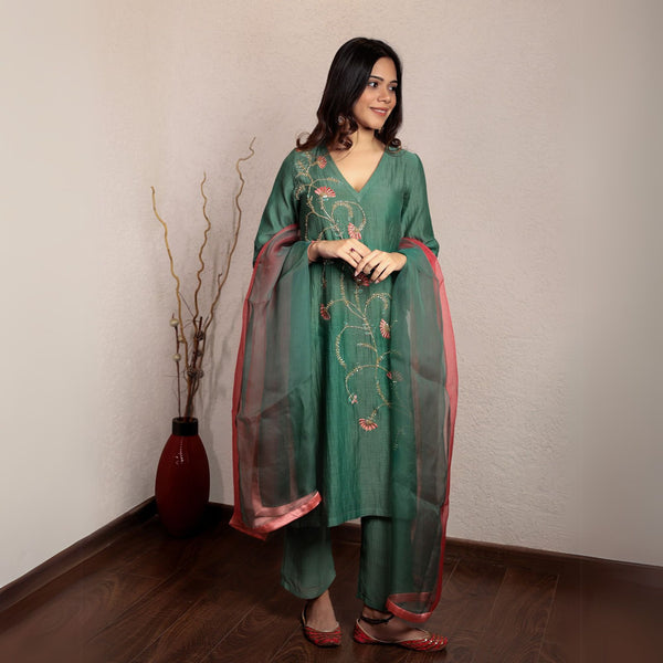 Green chanderi hand embroidered V-neck kurta set with organza dupatta