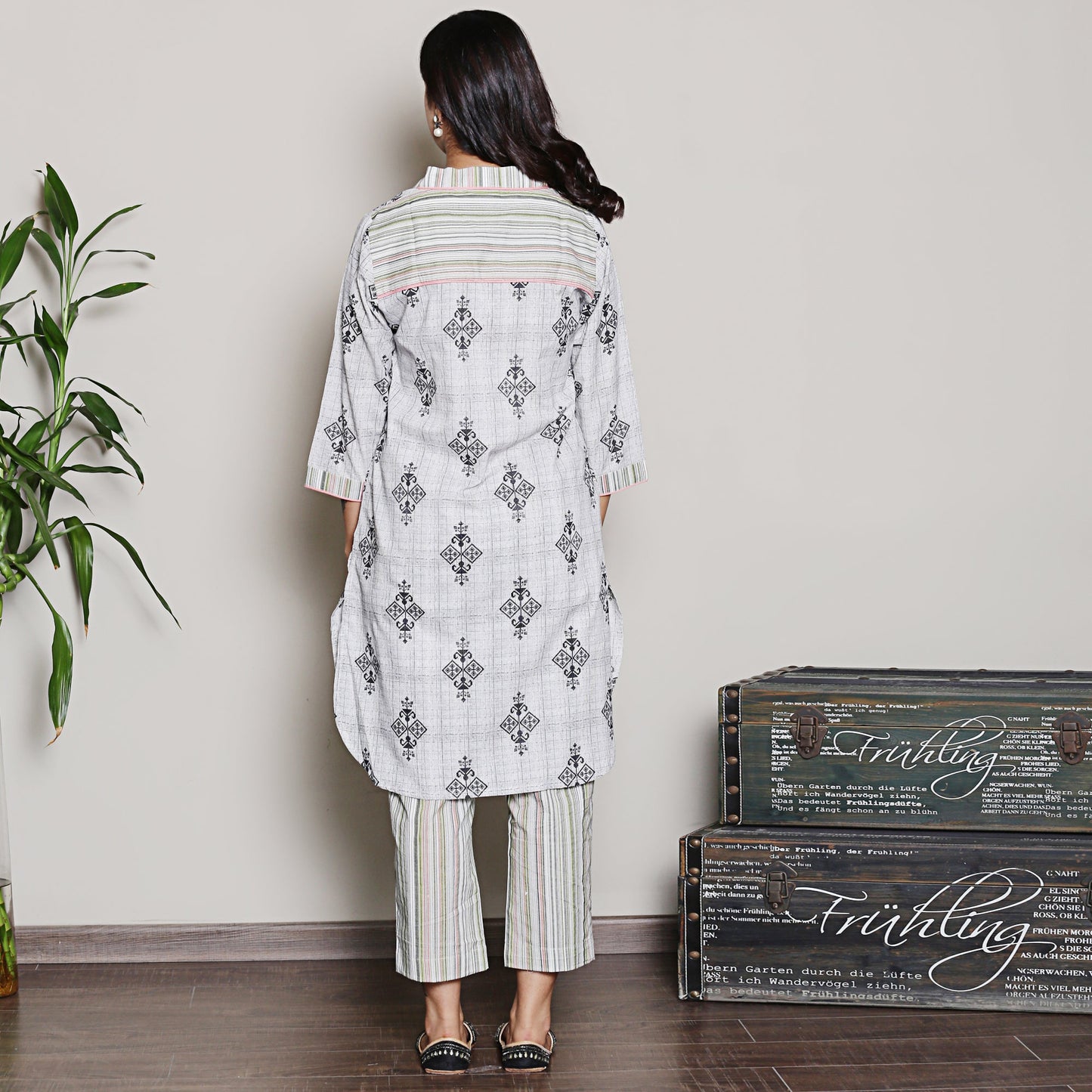 Printed grey V-neck Kurta Set