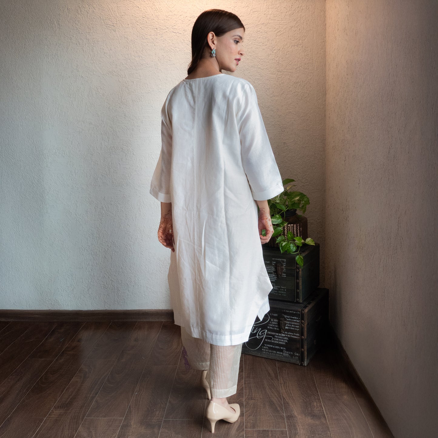 Off white Chanderi Floral Appliqued kurta set with Tissue pants
